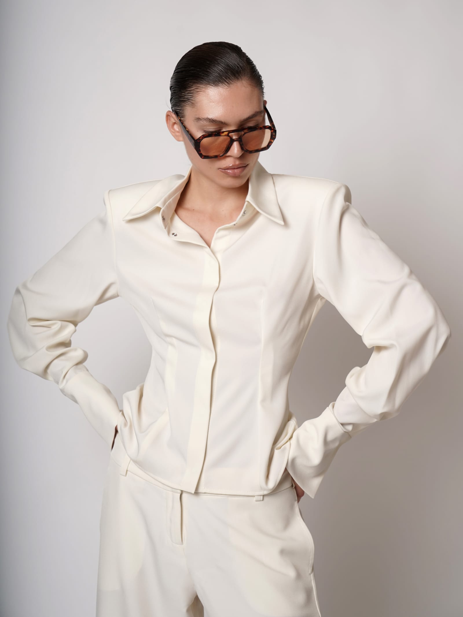 Рубашка из костюмной ткани Алайя/Alaia, молочная — кадр 6